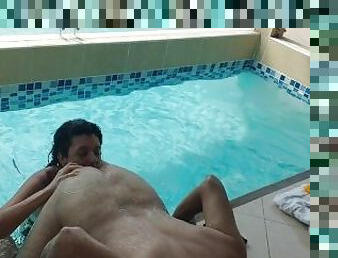 mujer le folla el culo al chico de la piscina pegging y chupadas de culo