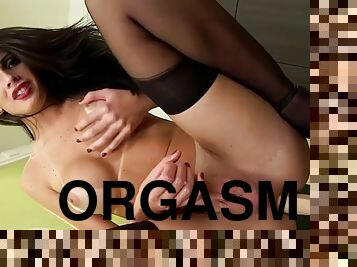 Trans babe Graziella Cinturinha masturbates with huge dildo to orgasm