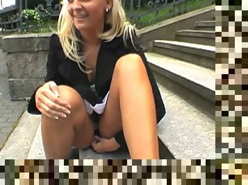 Public, Jupe en l’air, Blonde, Clignotant